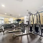 Down Town Condo With Gym Pool Bbq Jacuzzi